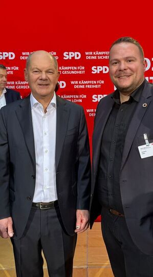 SPD-Unterbezirksvorsitzender und SPD-Bundestagskandidat Severin Eder (re.) mit Bundeskanzler Olaf Scholz (li.)